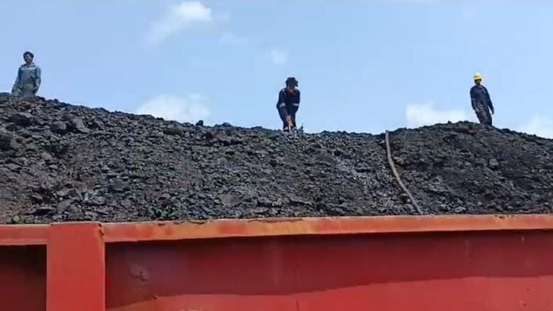 title Pascakebakaran, Tongkang Batu Bara Masih Proses Pendinginan di Perairan Tanjung Ular Pascakebakaran, Tongkang Batu Bara Masih Proses Pendinginan di Perairan Tanjung Ular