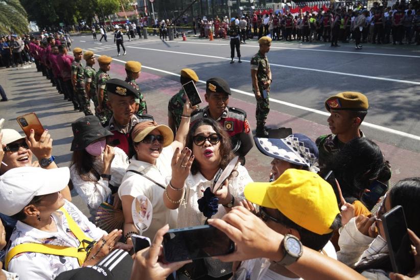 Paus Fransiskus Sepanjang Jalan Buka Kaca Mobil Melambaikan Tangan ke Masyarakat - Bagian 4