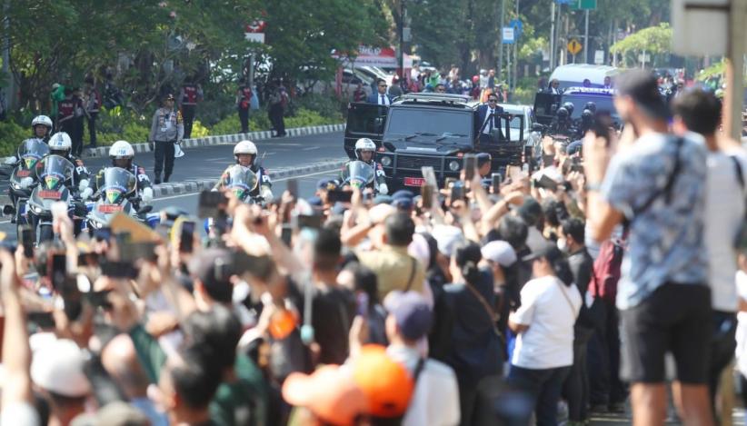 Paus Fransiskus Sepanjang Jalan Buka Kaca Mobil Melambaikan Tangan ke Masyarakat - Bagian 3