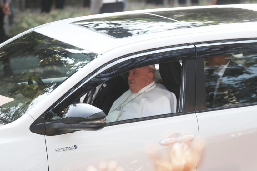 Paus Fransiskus Sepanjang Jalan Buka Kaca Mobil Melambaikan Tangan ke Masyarakat - Bagian 2