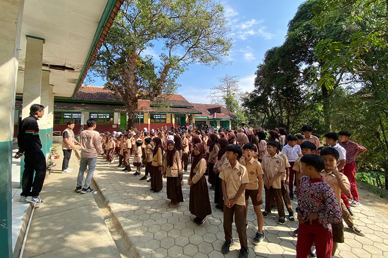 Salam Adenan, Pendekatan Mahasiswa Bandung Tingkatkan Literasi di Alam Terbuka - Bagian 3