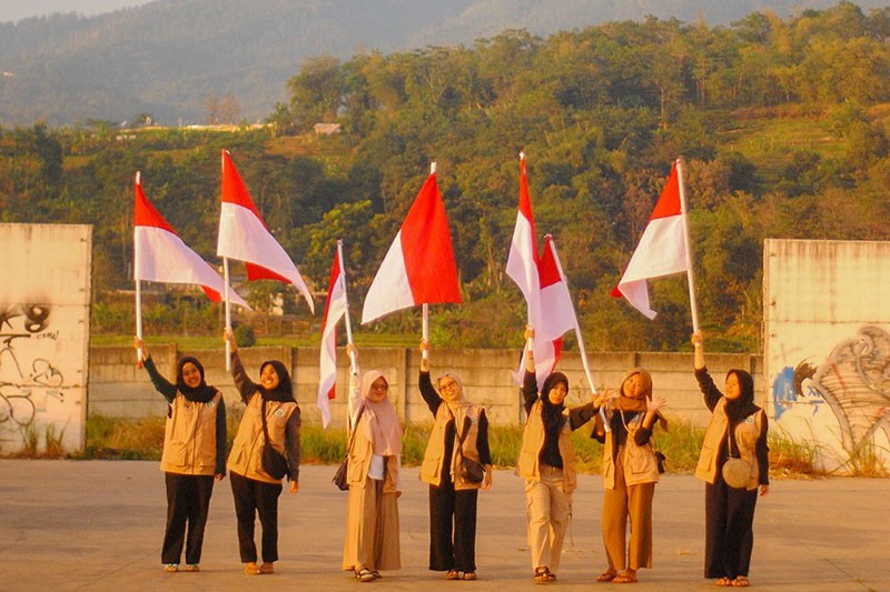 Salam Adenan, Pendekatan Mahasiswa Bandung Tingkatkan Literasi di Alam Terbuka - Bagian 4