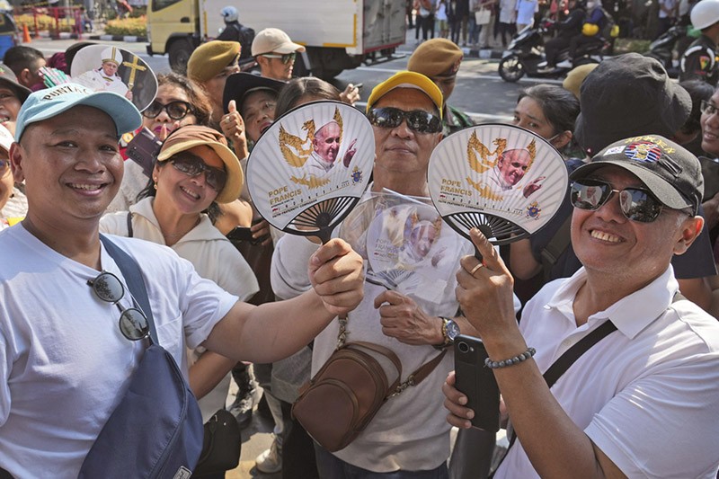 Semangat Warga Menunggu Paus Fransiskus di Depan Masjid Istiqlal - Bagian 1