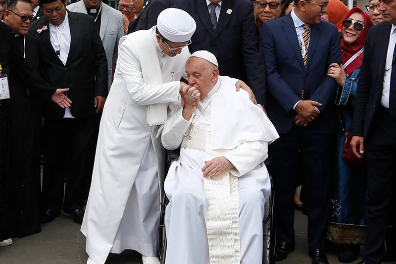 Paus Fransiskus Cium Tangan Imam Besar Masjid Istiqlal, Dibalas Ciuman di Kening - Bagian 1