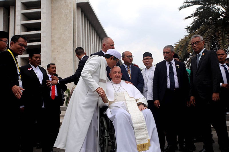 Paus Fransiskus Cium Tangan Imam Besar Masjid Istiqlal, Dibalas Ciuman di Kening - Bagian 3
