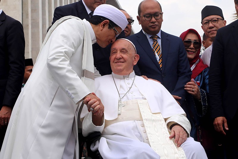 Paus Fransiskus Cium Tangan Imam Besar Masjid Istiqlal, Dibalas Ciuman di Kening - Bagian 4