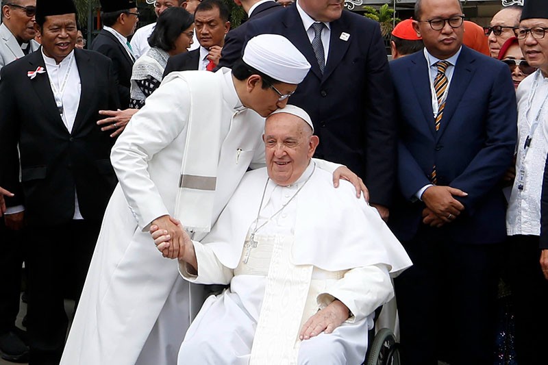 Paus Fransiskus Cium Tangan Imam Besar Masjid Istiqlal, Dibalas Ciuman di Kening - Bagian 2