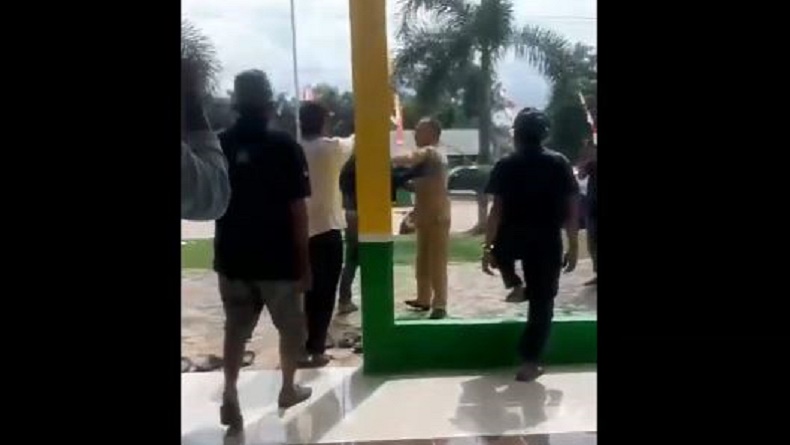 title Viral Kades di Kotawaringin Barat Diusir sampai Didorong-Dorong Warga, Kantor Desa Disegel Viral Kades di Kotawaringin Barat Diusir sampai Didorong-Dorong Warga, Kantor Desa Disegel