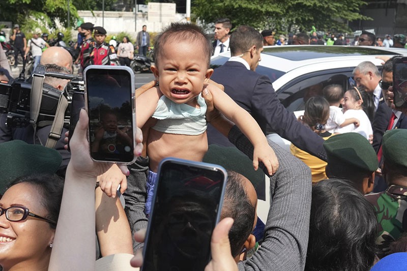 Ribuan Warga Melepas Kepergian Paus Fransiskus - Bagian 4