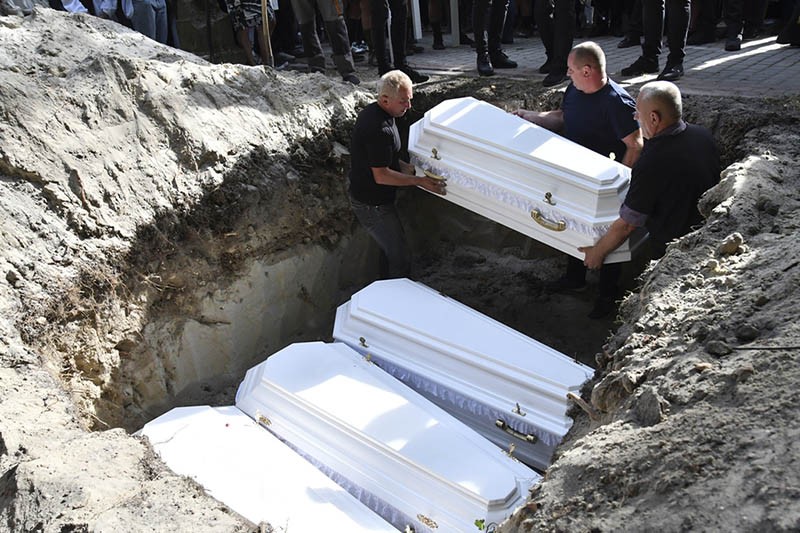 Sekeluarga Tewas akibat Serangan Rudal Rusia Dimakamkan Satu Lubang Kubur - Bagian 1