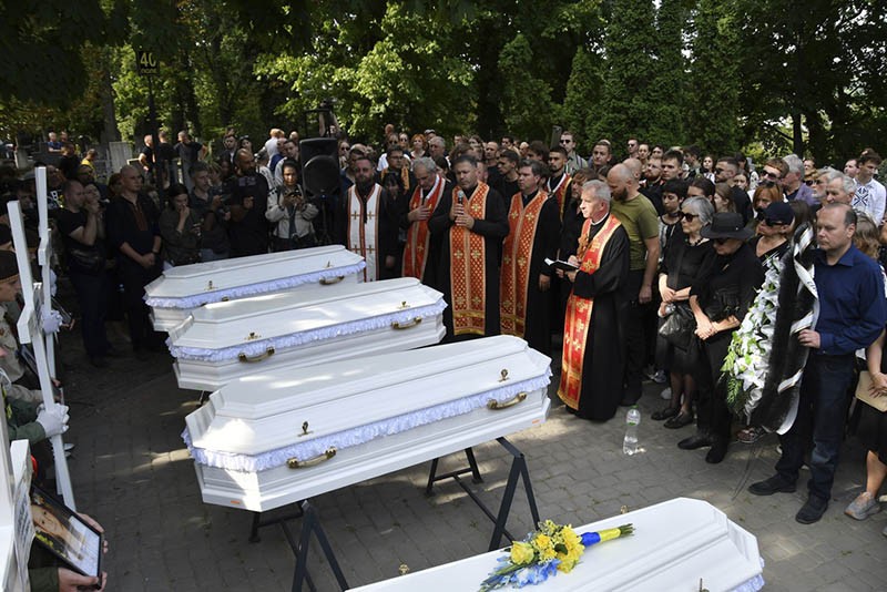 Sekeluarga Tewas akibat Serangan Rudal Rusia Dimakamkan Satu Lubang Kubur - Bagian 2