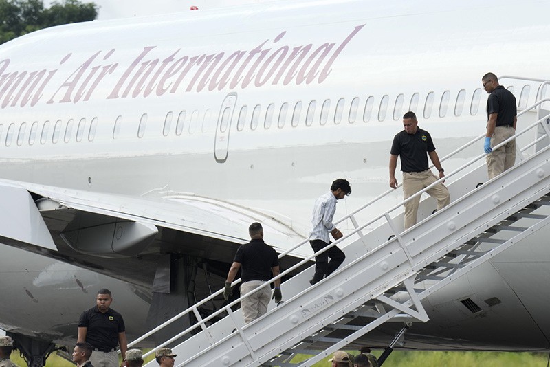 Ratusan Migran India dengan Tangan Diikat Dideportasi dari Panama - Bagian 2