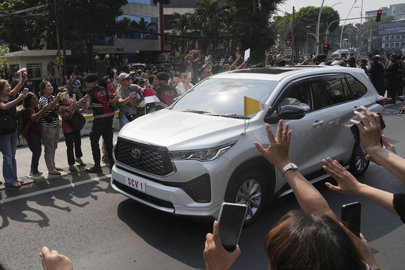 Ribuan Warga Melepas Kepergian Paus Fransiskus - Bagian 2