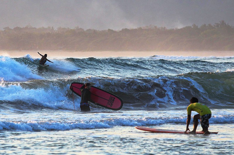 Melihat Bule-bule Bermandikan Sinar Matahari Tenggelam di Pantai Pulau Merah Banyuwangi - Bagian 2