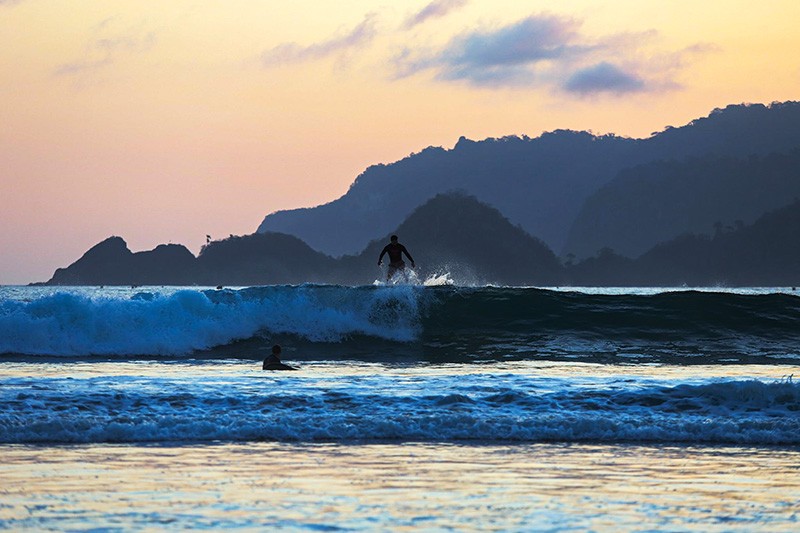 Melihat Bule-bule Bermandikan Sinar Matahari Tenggelam di Pantai Pulau Merah Banyuwangi - Bagian 3