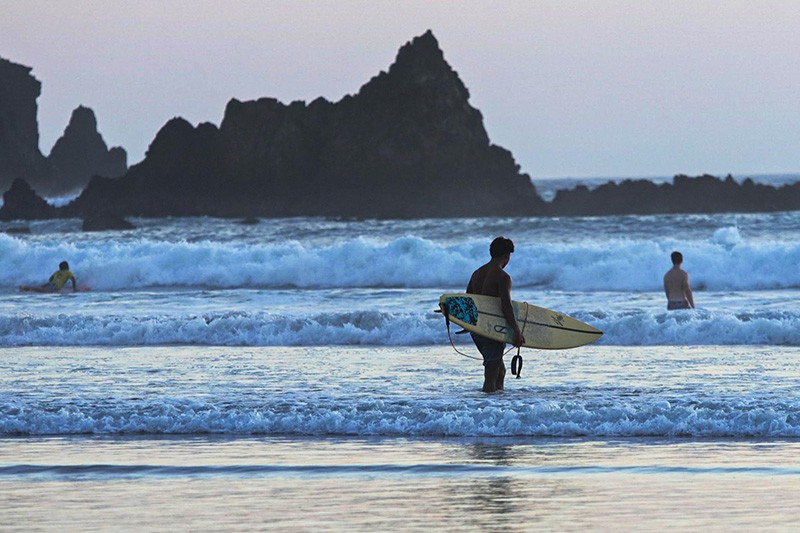 Melihat Bule-bule Bermandikan Sinar Matahari Tenggelam di Pantai Pulau Merah Banyuwangi - Bagian 4