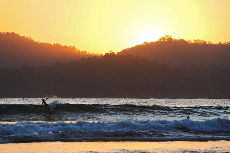 Melihat Bule-bule Bermandikan Sinar Matahari Tenggelam di Pantai Pulau Merah Banyuwangi - Bagian 5
