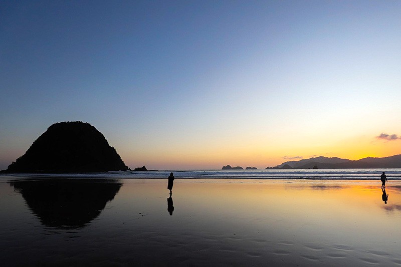 Melihat Bule-bule Bermandikan Sinar Matahari Tenggelam di Pantai Pulau Merah Banyuwangi - Bagian 7
