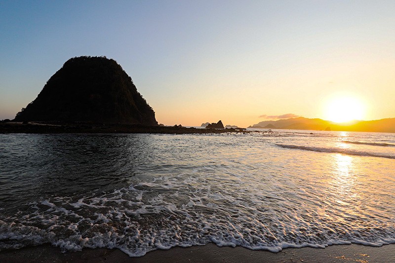 Melihat Bule-bule Bermandikan Sinar Matahari Tenggelam di Pantai Pulau Merah Banyuwangi - Bagian 6