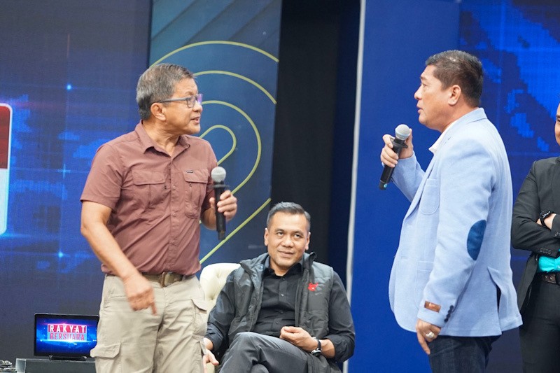 Sikap Tenang Rocky Gerung Hadapi Silfester Matutina yang Emosi - Bagian 1