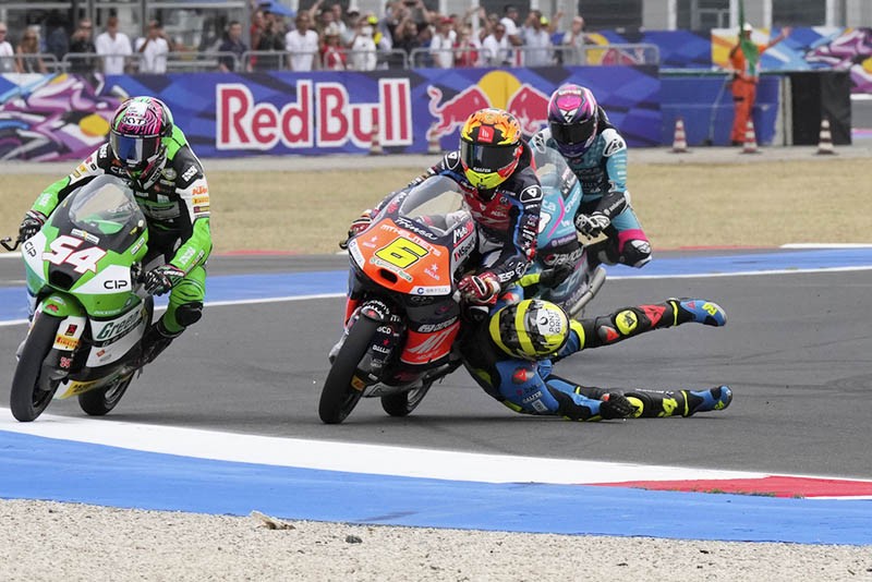 Pembalap Moto3 Spanyol David Munoz Terseret saat Balapan GP San Marino - Bagian 1