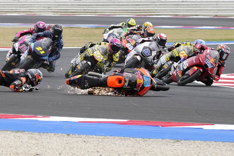 Pembalap Moto3 Spanyol David Munoz Terseret saat Balapan GP San Marino - Bagian 2