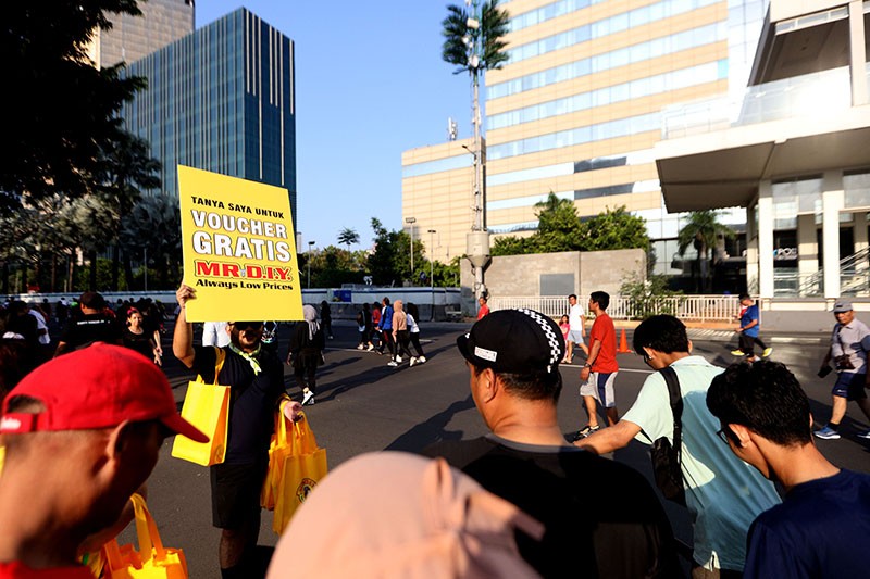 Keseruan Bagi-Bagi Bingkisan untuk Pengunjung Car Free Day - Bagian 4
