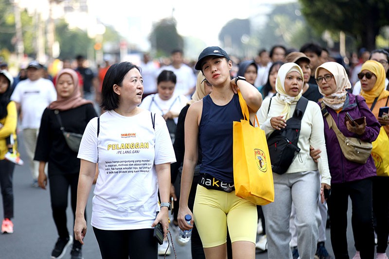 Keseruan Bagi-Bagi Bingkisan untuk Pengunjung Car Free Day - Bagian 2