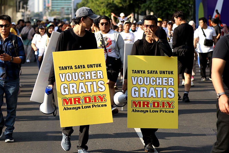 Keseruan Bagi-Bagi Bingkisan untuk Pengunjung Car Free Day - Bagian 5