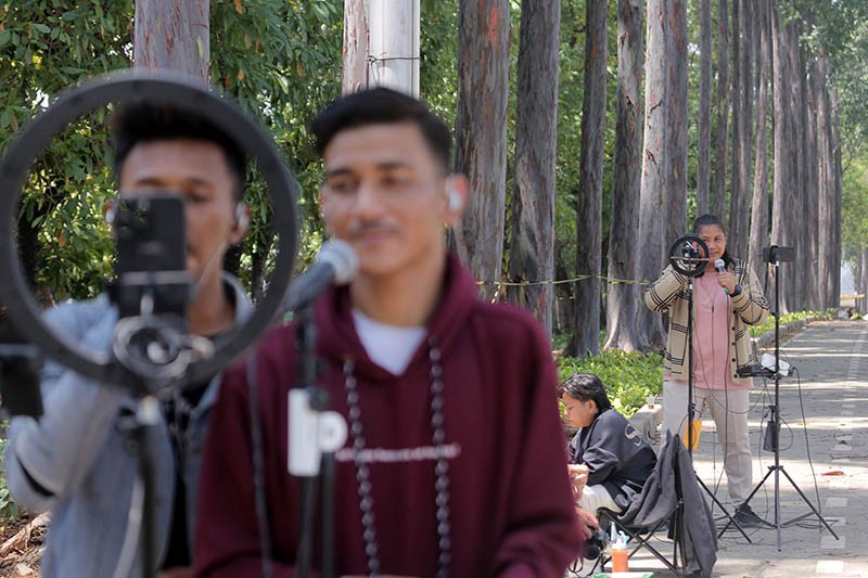 Potret Konten Kreator Mengais Cuan Lewat Saweran Live TikTok dari Pinggir BKT - Bagian 2