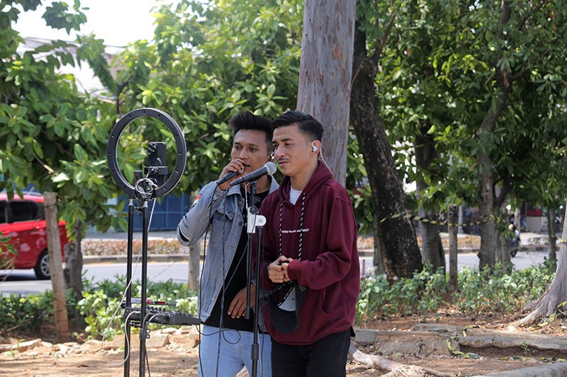 Potret Konten Kreator Mengais Cuan Lewat Saweran Live TikTok dari Pinggir BKT - Bagian 3