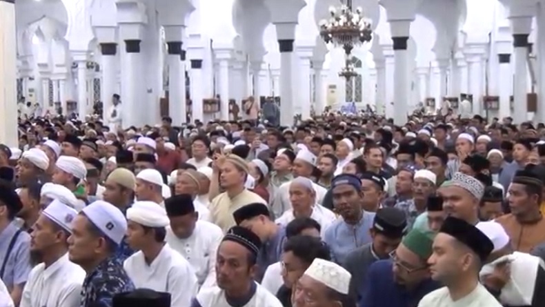 title Ribuan Jamaah Banda Aceh Salatkan Jenazah Ulama Karismatik Tengku Muhammad Abdul Wahab Ribuan Jamaah Banda Aceh Salatkan Jenazah Ulama Karismatik Tengku Muhammad Abdul Wahab