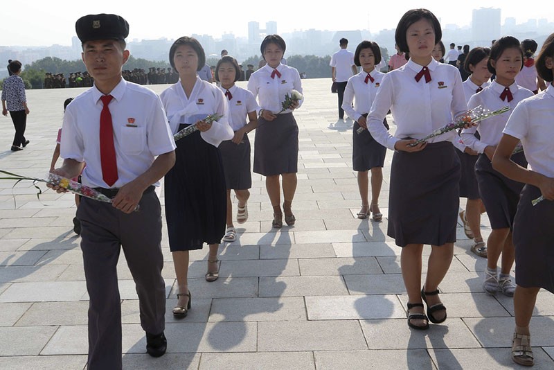 Korea Utara Ultah ke-76, Rakyat Korut Datangi Patung Kim Il Sung dan Kim Jong Il - Bagian 3