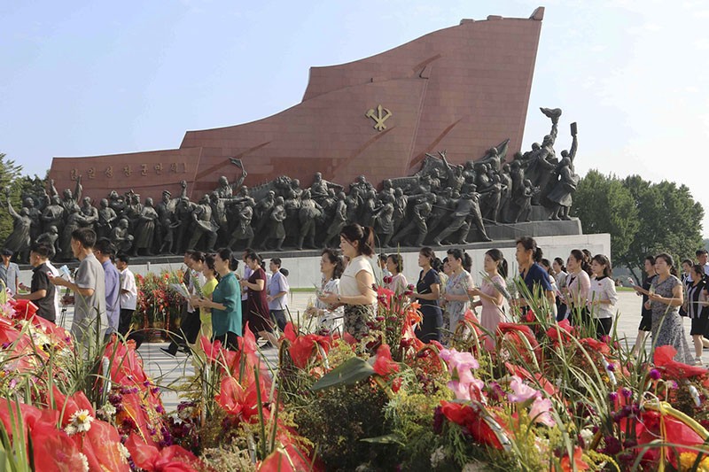 Korea Utara Ultah ke-76, Rakyat Korut Datangi Patung Kim Il Sung dan Kim Jong Il - Bagian 2