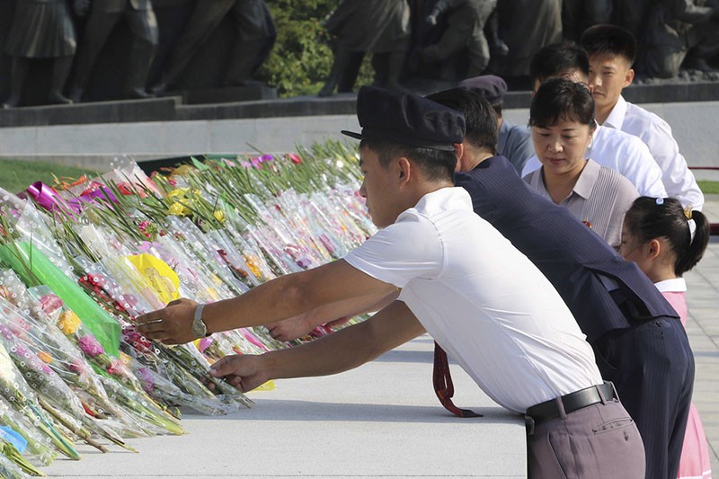 Korea Utara Ultah ke-76, Rakyat Korut Datangi Patung Kim Il Sung dan Kim Jong Il - Bagian 4