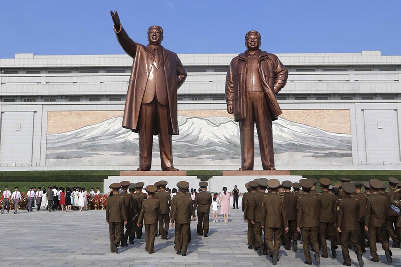 Korea Utara Ultah ke-76, Rakyat Korut Datangi Patung Kim Il Sung dan Kim Jong Il - Bagian 1