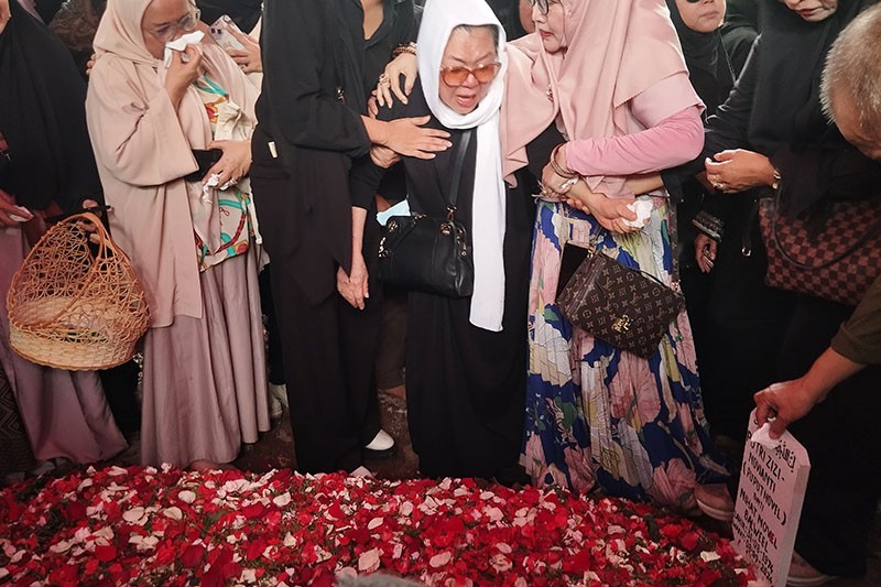 Suasana Haru Pemakaman Puput Novel, Ibunda Menangis Histeris - Bagian 2