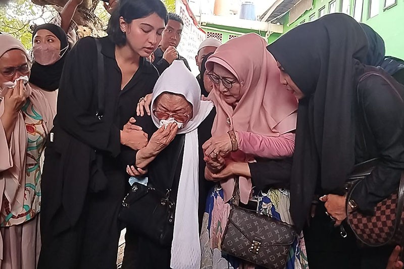 Suasana Haru Pemakaman Puput Novel, Ibunda Menangis Histeris - Bagian 3