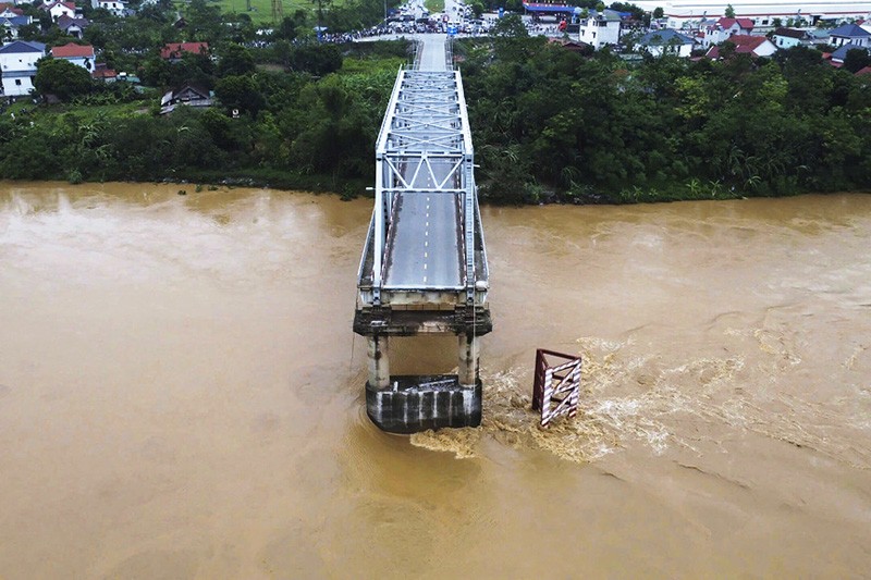 Jembatan Runtuh Diterjang Topan Yagi di Vietnam - Bagian 1