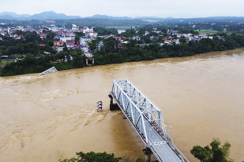 Jembatan Runtuh Diterjang Topan Yagi di Vietnam - Bagian 2