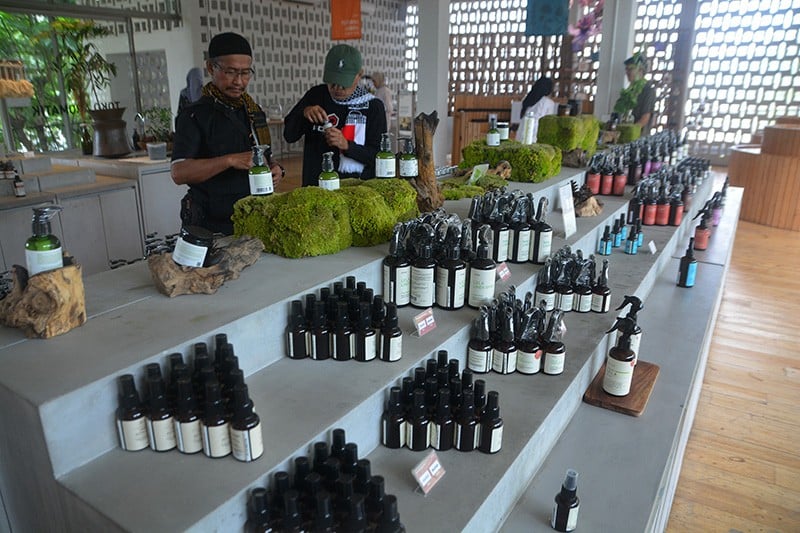  Aroma Wangi Rumah Atsiri di Kaki Gunung Lawu - Bagian 4