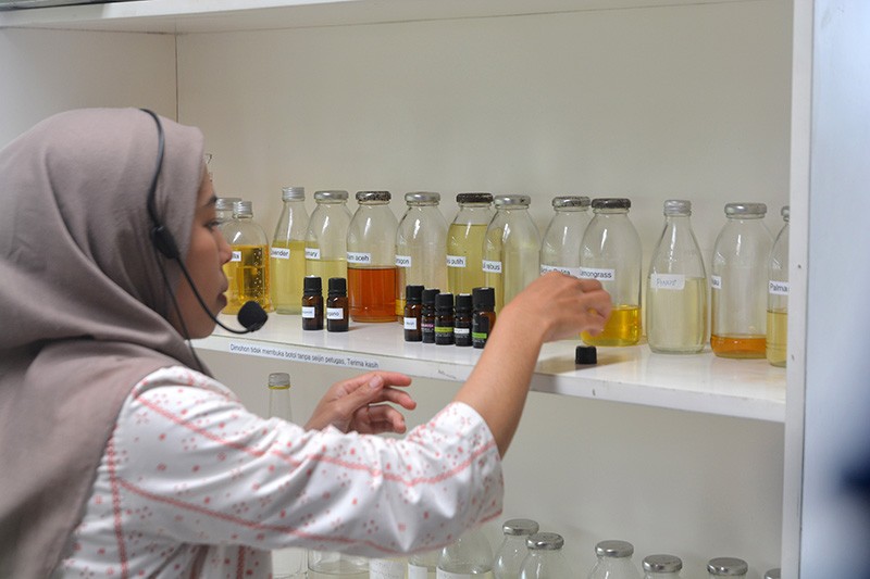  Aroma Wangi Rumah Atsiri di Kaki Gunung Lawu - Bagian 3
