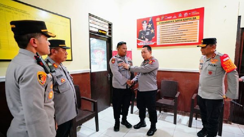 title Momen Kapolri Temui Polisi Penggali Kubur, Ditawari Sekolah Perwira Pilih Perluasan Tanah Makam Momen Kapolri Temui Polisi Penggali Kubur, Ditawari Sekolah Perwira Pilih Perluasan Tanah Makam