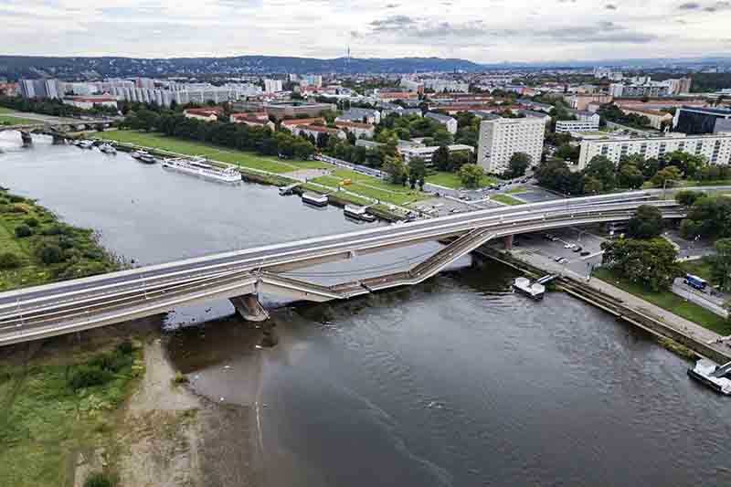 Misterius, Jembatan Carola Tiba-Tiba Runtuh ke Sungai Elbe Jerman - Bagian 3