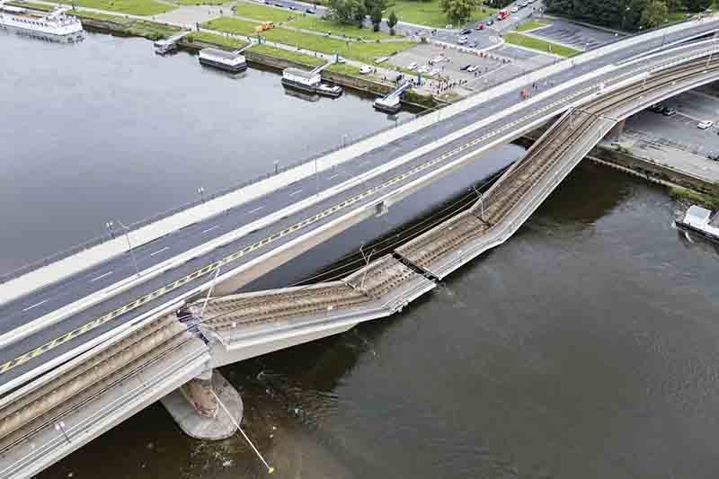 Misterius, Jembatan Carola Tiba-Tiba Runtuh ke Sungai Elbe Jerman - Bagian 2