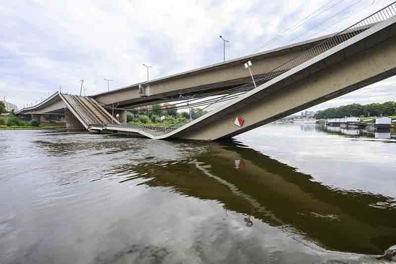 Misterius, Jembatan Carola Tiba-Tiba Runtuh ke Sungai Elbe Jerman - Bagian 1