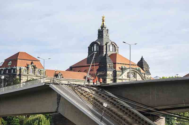 Misterius, Jembatan Carola Tiba-Tiba Runtuh ke Sungai Elbe Jerman - Bagian 4