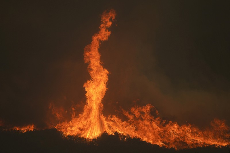 Kebakaran Lahan di California Menjalar Cepat hingga Bandara - Bagian 3