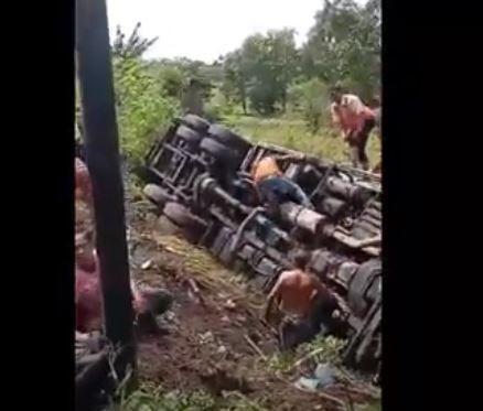 Truk Tronton Tabrak Pasutri di Tulang Bawang, Istri Tewas Tertindih Suami Luka-Luka