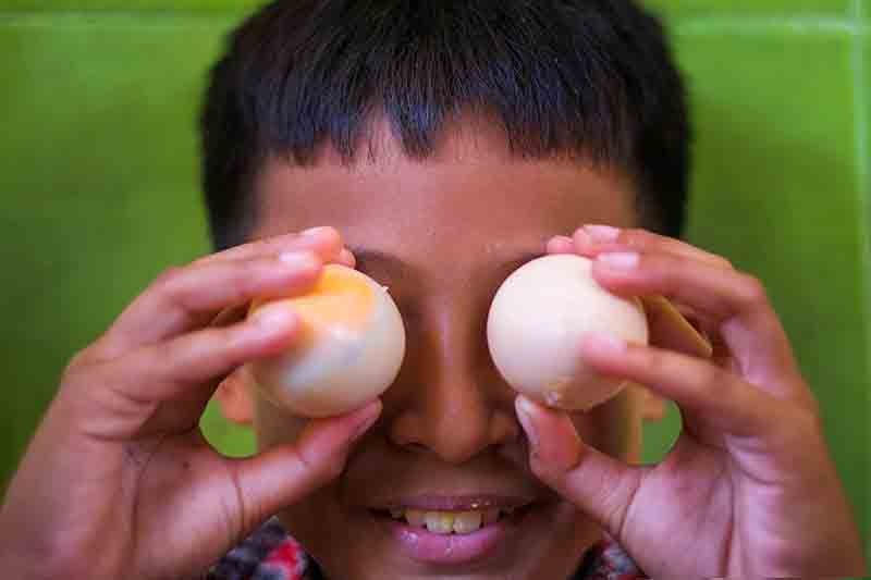 Cegah Stunting, Anak-Anak SD di Gowa Semangat Makan Telur Omega 3 - Bagian 1